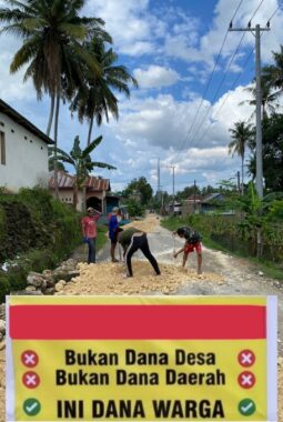 Jenuh menunggu bantuan pemerintah,warga Desa Pasempe menggalang dana untuk perbaikan infrastruktur jalan