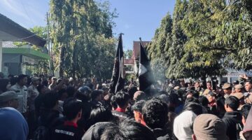 Aliansi Pemuda, Mahasiswa, dan Warga Bone Gelar Aksi Tolak Kenaikan PBB-P2, Evaluasi Retail Modern, hingga Desak Kasus Bola Soba