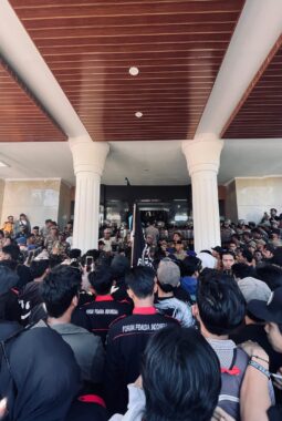 Gabungan Aliansi pemuda mahasiswa dan warga protes kenaikkan PBB P2 dan melakukan demo di kantor Bupati Bone