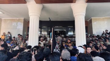 Gabungan Aliansi pemuda mahasiswa dan warga protes kenaikkan PBB P2 dan melakukan demo di kantor Bupati Bone