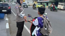 Personel Satlantas Polres Bone menegur dan beri arahan pengendara sepeda listrik yang masih di bawah umur