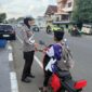 Personel Satlantas Polres Bone menegur dan beri arahan pengendara sepeda listrik yang masih di bawah umur