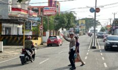 Satlantas Polres Bone Pastikan Keselamatan Pejalan Kaki Saat Menyeberang Jalan