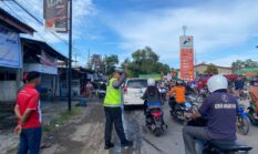 Polantas Bone Sigap Atur Lalu Lintas di Depan SPBU, Wujudkan Arus Lancar dan Aman