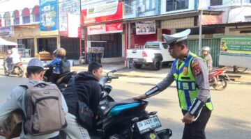Demi Keselamatan, Satlantas Polres Bone Beri Teguran Kepada Pengendara Tanpa Helm