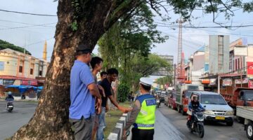 Sapa Masyarakat, Polantas Bone Beri Imbauan Keselamatan Lalu Lintas