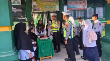Gencarkan Imbauan Keselamatan Berlalu Lintas, Polantas Bone Sasar Orang Tua Siswa Dan Guru