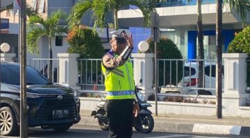 Polantas Bone Rutin Atur Lalu Lintas dan Bantu Anak Sekolah, Edukasi Warga Tertib di Jalan