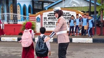 Aksi Humanis Sat Lantas Polres Bone, Bantu Anak Sekolah Menyeberang Jalan