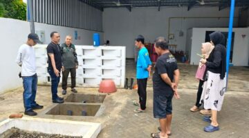 Camat, Lurah dan Warga Periksa IPAL SPPG MBG Panyula