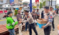 Satlantas Polres Bone Tebar Kepedulian Lewat Jumat Berkah, Bagikan Makanan Untuk Masyarakat