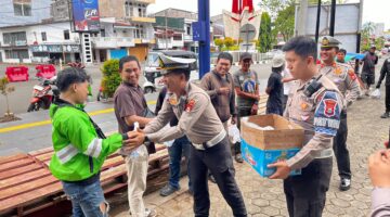 Satlantas Polres Bone Tebar Kepedulian Lewat Jumat Berkah, Bagikan Makanan Untuk Masyarakat