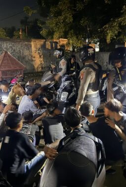 Cegah Perang Kelompok, Polres Bone Amankan 33 Remaja dan Sita 6 Senjata Tajam di Jalan KH Sulaeman Lapawawoi