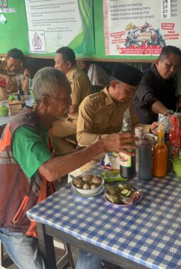 Tanpa Sekat, Bupati Bone Makan Bakso Bersama Tukang Parkir