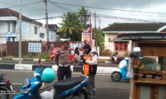 Jaga Kamseltibcar Lantas, Satlantas Polres Bone Tegur Pemilik Usaha Dan Tukang Parkir