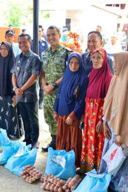 Bupati Bone Salurkan Bantuan untuk Keluarga Miskin dan Miskin Ekstrem