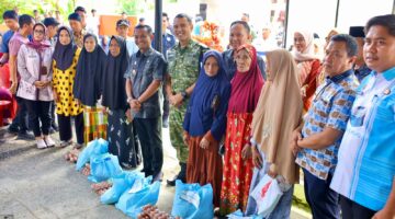 Bupati Bone Salurkan Bantuan untuk Keluarga Miskin dan Miskin Ekstrem