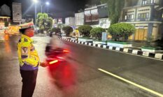 Personel Satlantas Polres Bone Laksanakan Blue Light Patrol