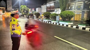 Personel Satlantas Polres Bone Laksanakan Blue Light Patrol