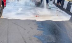 Damkar Bone Sigap Bersihkan Tumpahan Solar di Jalan Agus Salim, Cegah Kecelakaan Susulan