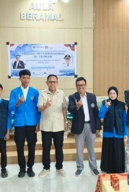 Wabup Bone Lepas 20 Mahasiswa Unim Bone Magang ke Taiwan, Pesan Jaga Nama Baik Daerah