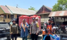 Polisi, Lurah, dan BPBD Salurkan 4.800 Liter Air Bersih untuk Warga Lonrae yang Dilanda Kekeringan